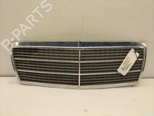 Used Grille MERCEDES-BENZ C-CLASS (W202) C 250 Turbo-D (202.128) (150 hp) 30899157
