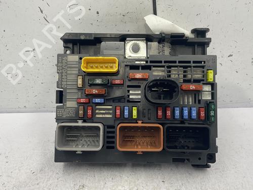 Used Fuse box PEUGEOT 5008 (0U_, 0E_) 1.6 HDi (110 hp) 25700516