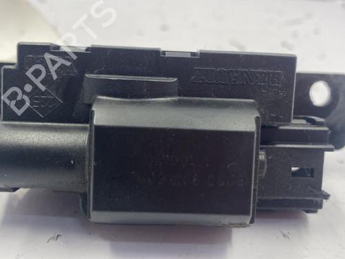 Used Tailgate lock RENAULT CLIO III (BR0/1, CR0/1) 1.5 dCi (BR17, CR17) (86 hp) 22844828