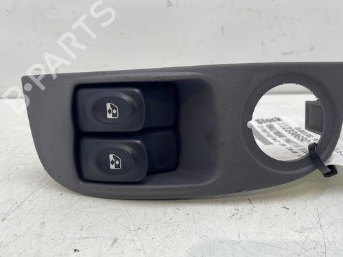 Interrupteur de vitre avant gauche RENAULT MEGANE I (BA0/1_) 1.4 16V (BA0D, BA1H, BA0W, BA10) (95 hp) 29222473