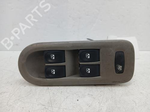 Interrupteur de vitre avant gauche RENAULT CLIO III (BR0/1, CR0/1) 1.5 dCi (C/BR0G, C/BR1G) (68 hp) 30647651