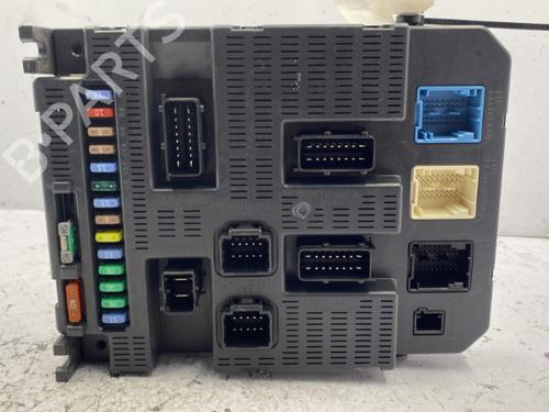Used Fuse box Fuse box 22843663 22843663
