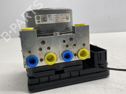 abs-pump-vw-golf-vii-5g1-bq1-be1-be2-20-gti-5q0614517albef-2012-2013-2014-2015-2016-2017-2018-2019-2020-2021-22859759 main image