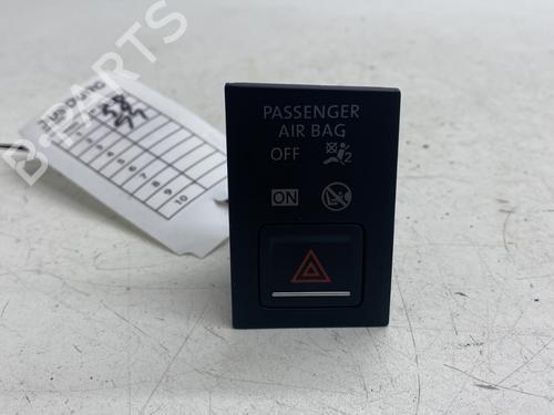 warning-switch-vw-golf-vii-5g1-bq1-be1-be2-2012-2013-2014-2015-2016-2017-2018-2019-2020-2021-31887314 main image