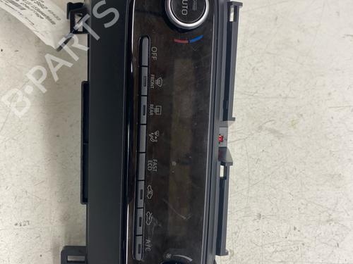 climate-control-toyota-yaris-_p21_-_pa1_-_ph1_-2020-39662949 main image