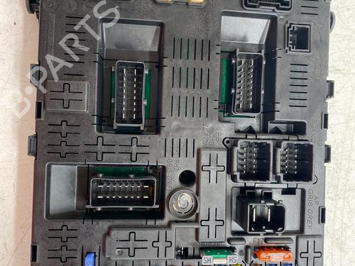 Used Fuse box Fuse box 38332294 38332294