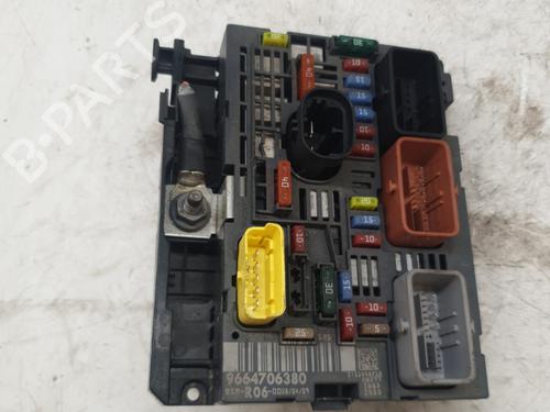Used Fuse box Fuse box 37201718 37201718