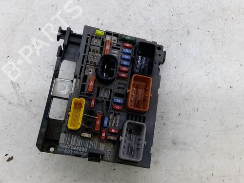 Used Fuse box Fuse box 22867888 22867888