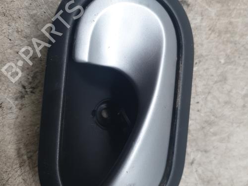 Maniglia interna anteriore destra RENAULT CLIO III (BR0/1, CR0/1) 1.2 16V Hi-Flex (BR1U, CR1U) (75 hp) 30079555