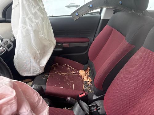 right-front-seat-citroen-c4-cactus-2014-39150512 main image