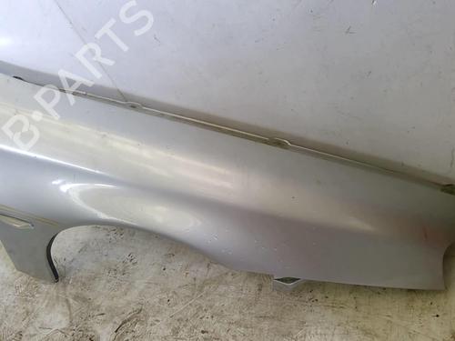 Guarda-lamas direito Guarda-lamas direito ALFA ROMEO 166 (936_) 2.4 JTD (936AXC00, 936AXD01) (175 hp) 22875659 22875659
