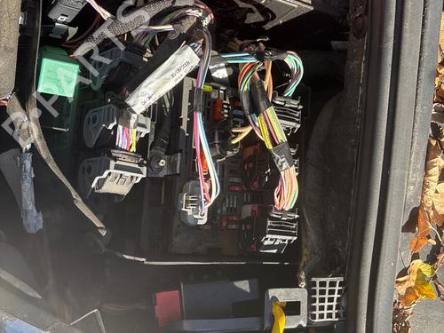 Used Fuse box Fuse box 39424338 39424338