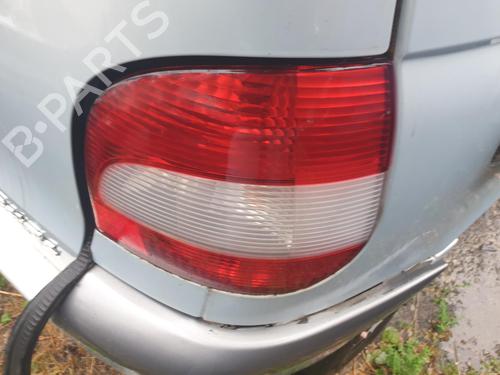 Używane Lampa tylna prawa RENAULT SCÉNIC I MPV (JA0/1_, FA0_) 1.6 (JA00, JA16, JA15, JA19, JA1V, JA2B, JA2C, JA0B,... (107 hp) 28133543