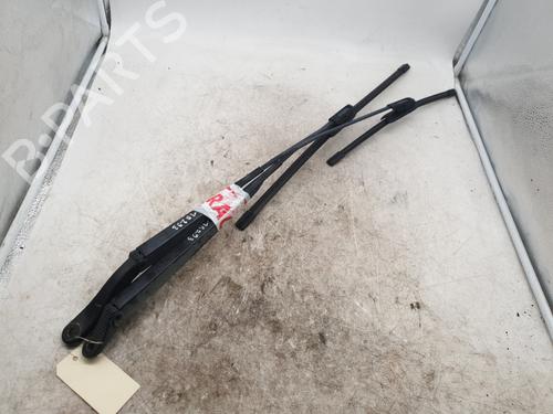 Used Front windshield wiper arm RENAULT CLIO III (BR0/1, CR0/1) 1.5 dCi (BR17, CR17) (86 hp) 30592957