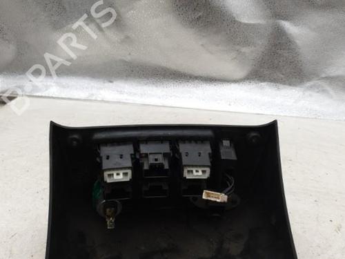 middle-console-bluecar-blueutility-2011-33418482 main image