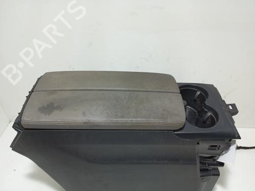 Used Armrest / Center console Armrest / Center console 32233169 32233169