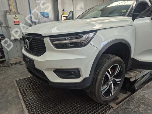 Full front VOLVO XC40 (536) D4 AWD | BP39077951S1 - Image 2
