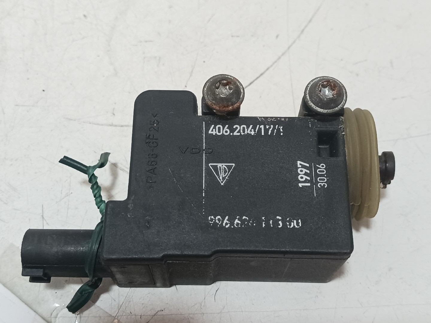 Fuel door actuator – Porsche 911 (996) 3.4 Carrera 4 (1997-1999)