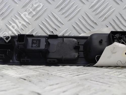 Used Right front window switch Right front window switch PEUGEOT 5008 (0U_, 0E_) 1.6 HDi (112 hp) 23833352 23833352