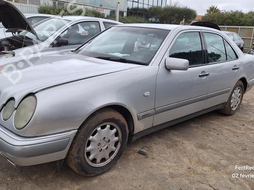 Brugte MERCEDES-BENZ E-CLASS (W210) E 220 CDI (210.006) 4562036