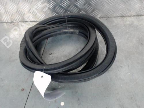 Used Rubber door seal PEUGEOT 2008 II (UD_, US_, UY_, UJ_, UR_, UC_) 1.2 PureTech 100 (USHNK) (101 hp) 23837875