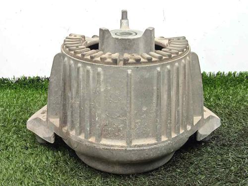 Used Engine mount MERCEDES-BENZ C-CLASS (W204) [2007-2015]  11513294
