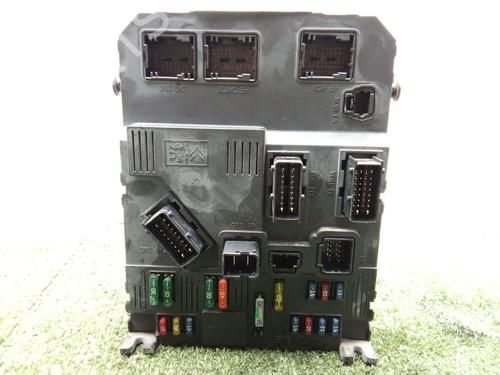 Used Fuse box Fuse box 38287546 38287546