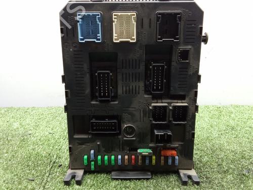 Used Fuse box Fuse box 37692437 37692437