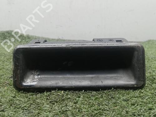 Używane Klamka klapy tylnej / bagażnika Klamka klapy tylnej / bagażnika 38801259 38801259