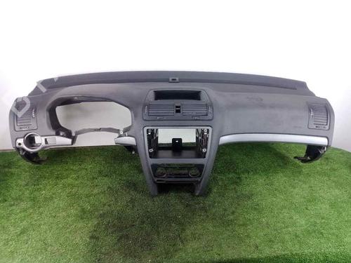 Instrumentbræt SKODA OCTAVIA II (1Z3) 1.6 (102 hp) 18304950