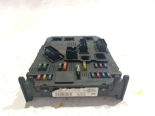 Used Fuse box Fuse box 39226421 39226421
