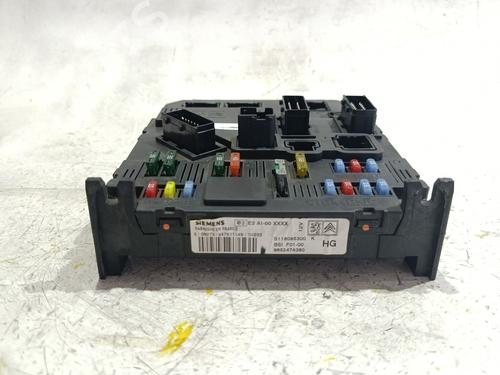 Used Fuse box Fuse box 39098654 39098654