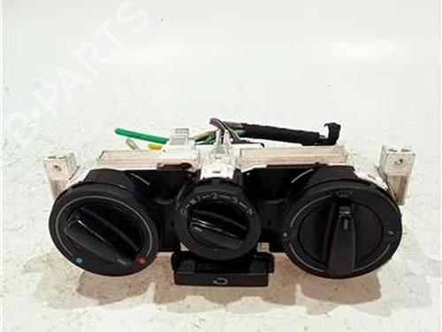 AC Styreenhet / Manøvreringsenhet VW POLO IV (9N_, 9A_) 1.4 TDI (75 hp) 23929726
