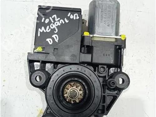 Moteur de lève-vitre avant droit RENAULT MEGANE III Hatchback (BZ0/1_, B3_) 1.5 dCi (86 hp) 23920688