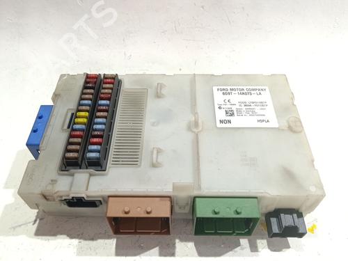 Used Fuse box Fuse box 39048780 39048780