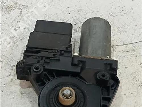 Portierruitmotor rechtsachter VW PASSAT B5.5 (3B3) 1.9 TDI (130 hp) 23911967
