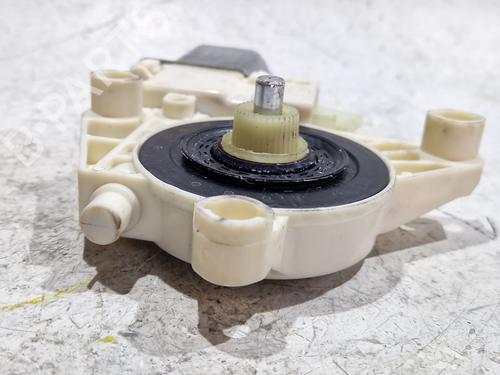 Motor do elevador de vidro trás esquerdo MERCEDES-BENZ C-CLASS (W204) C 200 CDI (204.001) | BP30684810E23 