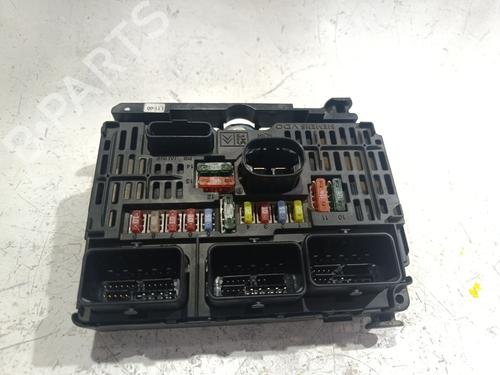 Used Fuse box Fuse box 39228043 39228043