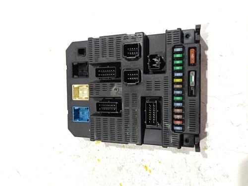 Used Fuse box Fuse box 39493277 39493277
