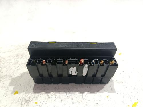 Used Fuse box Fuse box 39097051 39097051