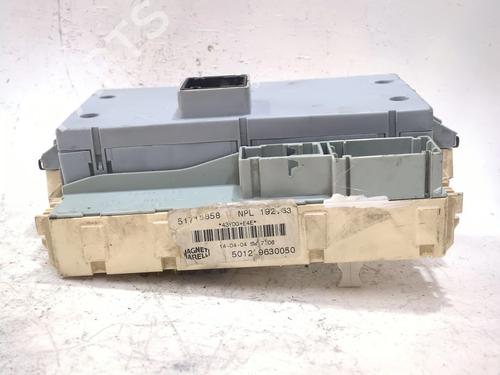 Caja reles / fusibles FIAT STILO Multi Wagon (192_) 1.9 JTD (115 hp) 28621759