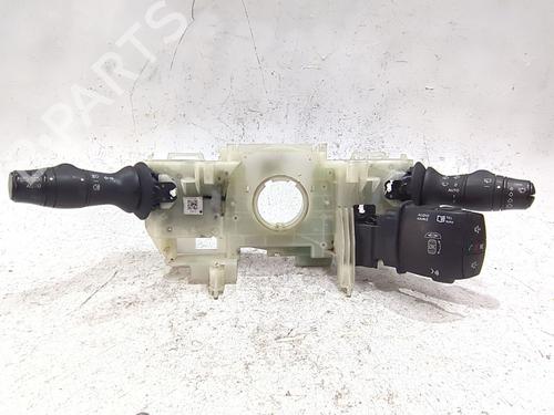 switch-renault-megane-iii-hatchback-bz01_-b3_-2008-34157917 main image