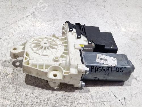 Rudehejsemotor bagstkærm venstre VW PASSAT B6 Variant (3C5) 2.0 TDI 16V 4motion (140 hp) 30684854