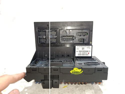 Used Fuse box Fuse box 39492890 39492890