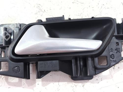 Used Front left interior door handle Front left interior door handle 37713082 37713082