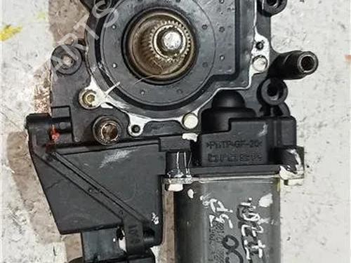 Rudehejsemotor forskærm venstre AUDI A3 (8L1) 1.9 TDI (110 hp) 23913269