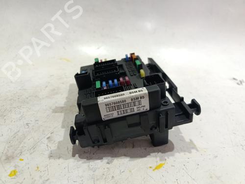 Used Fuse box Fuse box 39048899 39048899