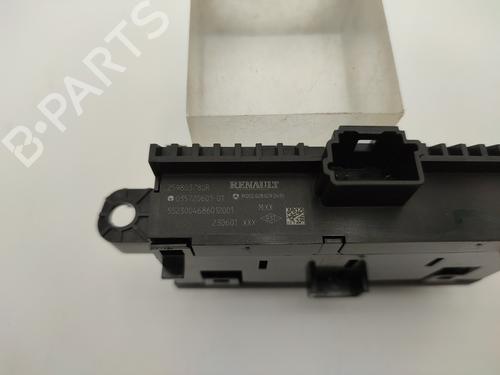 switch-renault-clio-v-b7_-2019-24476591 main image