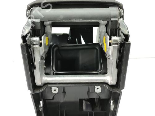 Used Armrest / Center console VW GOLF VI (5K1) 1.6 TDI (105 hp) 23740805