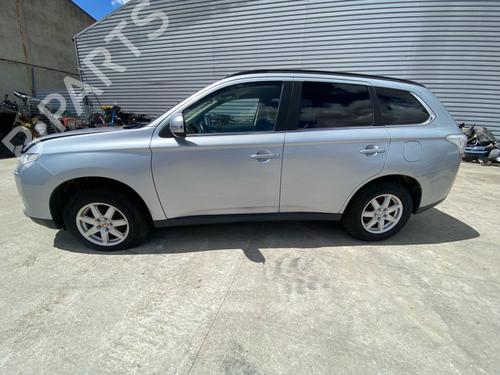 Dør venstre fortil Dør venstre fortil MITSUBISHI OUTLANDER III (GG_W, GF_W, ZJ, ZL, ZK) 2.2 Di-D 4WD (GF6W) (150 hp) 36440052 36440052